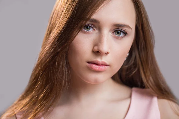 Close Retrato Bonito Jovem Mulher Olhando Para Câmera — Fotografia de Stock