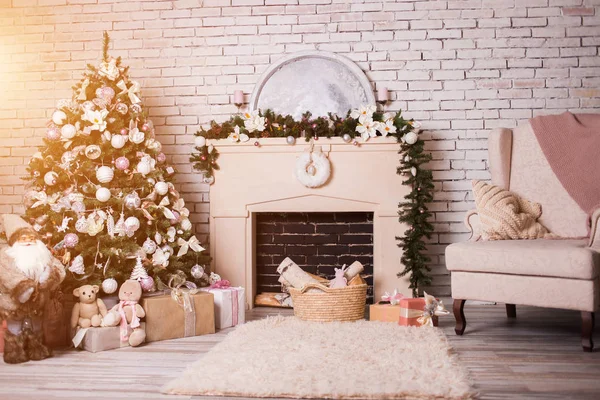 Hermosa Habitación Decorada Holdiay Con Árbol Navidad Con Regalo Debajo — Foto de Stock