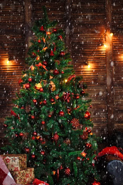 Albero Natale Verde Decorato Con Giocattoli Rossi Ornamenti Pigne Perline — Foto Stock