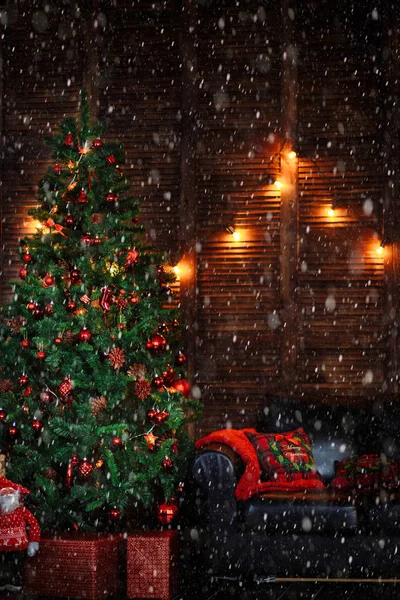 Árbol Navidad Verde Decorado Con Juguetes Rojos Adornos Conos Pino — Foto de Stock
