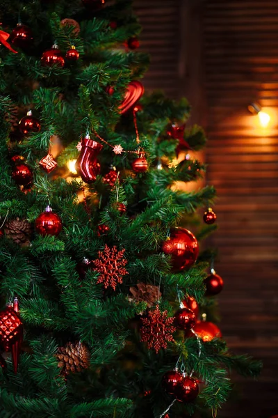 Árbol Navidad Decorado Con Adornos Rojos Conos Pino Guirnalda Primer — Foto de Stock