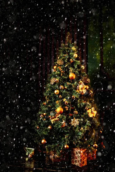 Різдвяна Сцена Подарунками Дереві Вогнем Задньому Плані Новий Рік Концепція — стокове фото