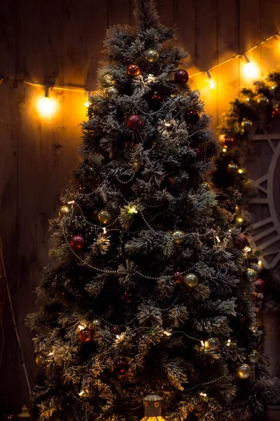 Hermoso Árbol Navidad Decorado Con Juguetes Suusamyrski Con Una Cadena — Foto de Stock