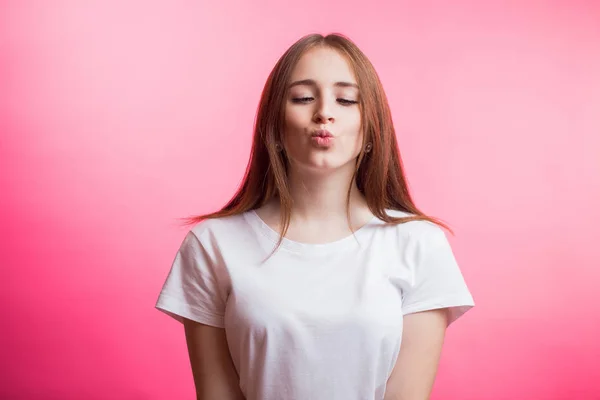 Linda Mujer Joven Encantadora Camisa Blanca Pie Envío Beso Sobre — Foto de Stock