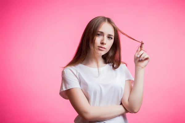 Retrato Una Chica Pelirroja Feliz Rizándose Pelo Con Dedo Índice —  Fotos de Stock