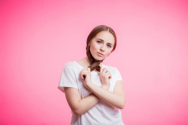 Bellissimo Ritratto Giovane Studentessa Con Trecce Shirt Bianca Sfondo Rosa — Foto Stock