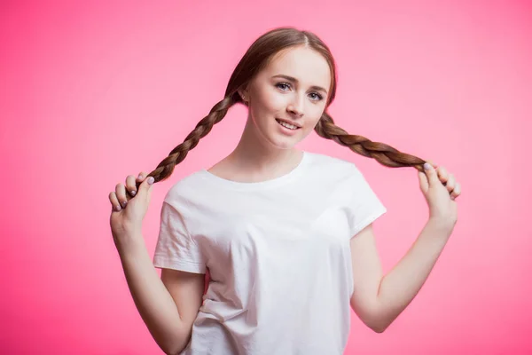 Joven Chica Atractiva Sosteniendo Para Trenzas Largas Retrato Hermosa Mujer —  Fotos de Stock