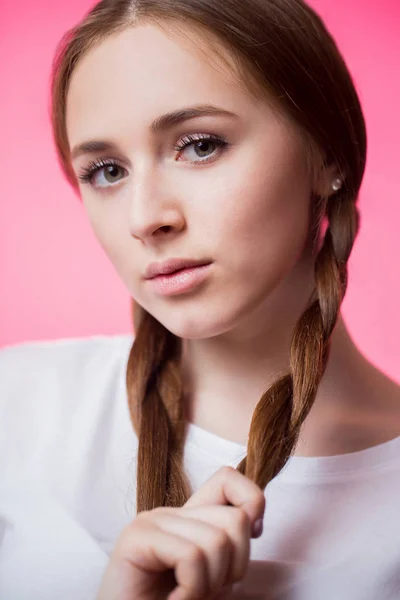 Primer Plano Retrato Joven Adolescente Con Coletas Sobre Fondo Rosa — Foto de Stock