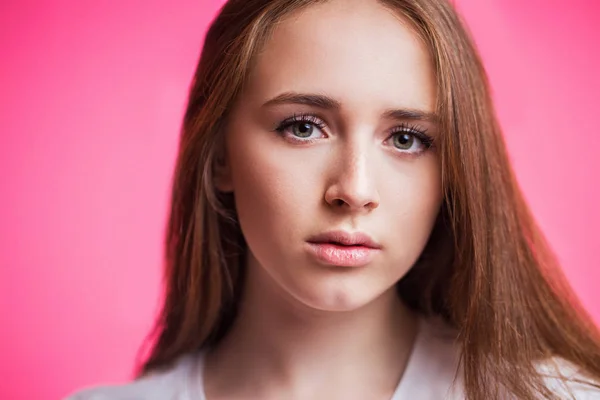 Retrato Close Horizontal Bela Jovem Fundo Rosa Uma Mulher Olha — Fotografia de Stock