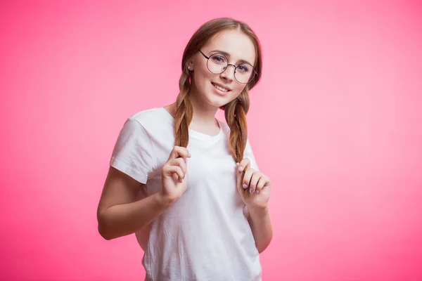 Mujer Joven Feliz Gafas Camiseta Blanca Mirando Cámara Sonriendo Atractiva —  Fotos de Stock