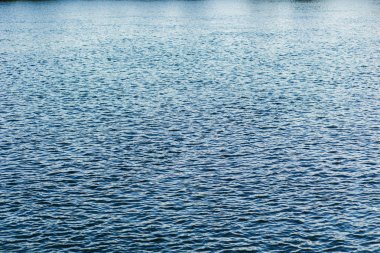 Karadeniz üzerinde güzel dalgalar kapatın. Parlak mavi su