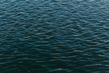 Nehir veya deniz güzel mavi dalgalar closeup. Su doku ve arka plan