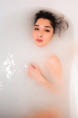 Çekici kız süt ile bir banyo yapsın. Spa uygulamaları için cilt yenileme
