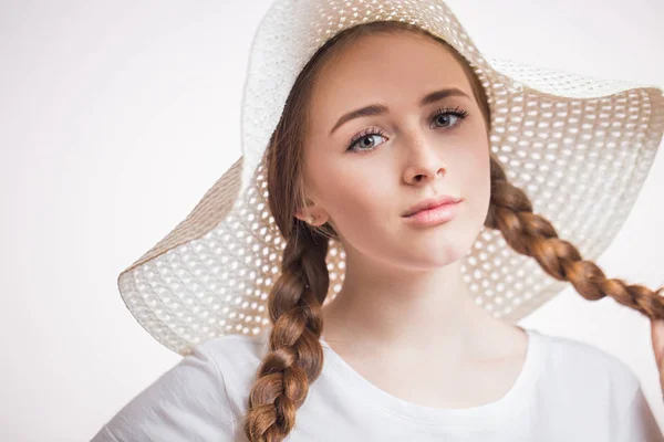 Retrato Cerca Una Joven Encantadora Con Sombrero Beige Camiseta Mirando —  Fotos de Stock