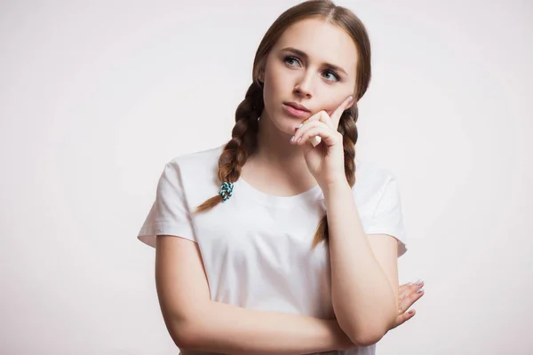 Primer plano retrato de una hermosa joven pensando y mirando hacia arriba . —  Fotos de Stock