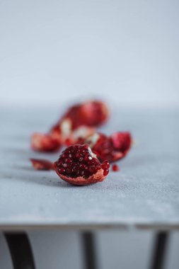 ahşap masa portre boşaltmak gri beyaz arka plan üzerinde olgun nar bölme