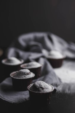 seramik tabak yeşil okaliptüs üstten görünüm beyaz bir ahşap zemin üzerine işlemeli krem beyaz gıda fotoğraf, çikolatalı kek ve cupcakes