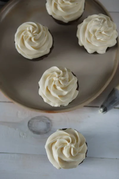 Foto Alimentos Magdalenas Chocolate Cupcakes Crema Blanca Platos Cerámica Trabajo — Foto de Stock