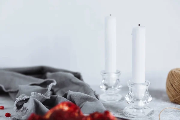 Дві білі свічки на столі, крупним планом — стокове фото