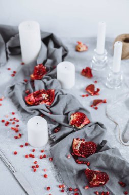 Gıda fotoğraf meyve vermek gri havlu masada çatal ve mumlar ile