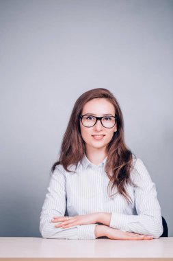 Mutlu başarılı iş kadını ya da kameraya bakarak çekici gülümseme ile öğretmen