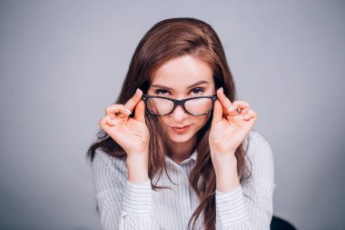 Bir esmer kadın ya da öğretmen portresi gözlüklü kapatın. İş kadını, başarı, göz piercing