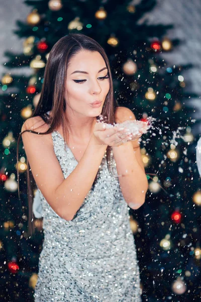 Winter Christmas Girl Mulher Bonita Soprando Neve Fundo Árvore Natal — Fotografia de Stock