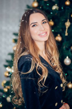 Kış closeup Noel ağacı tarafından güzel bir gülümseyen kadın portresi. Bayram, kutlama ve insanlar kavramı. Beyaz saç karda