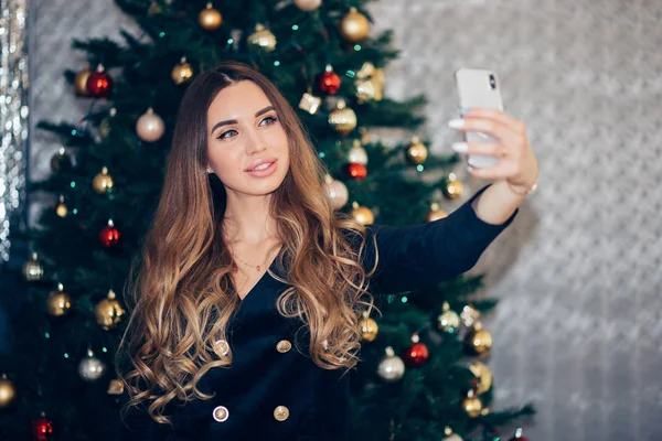 Jovem Alegre Tirando Uma Selfie Natal Com Smartphone Férias Celebração — Fotografia de Stock