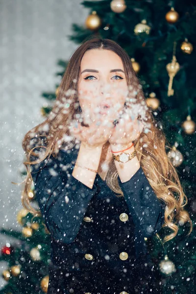 Mulher Bonita Soprando Neve Inverno Natal — Fotografia de Stock