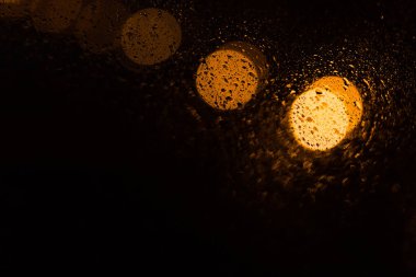 Güzel siyah arka plan ile sarı bokeh ile bırakır. Doku kopya alanı için