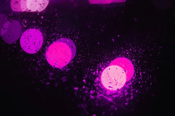 Brillantes Círculos Bokeh Púrpura Rosa Con Gotas Sobre Fondo Negro — Foto de Stock