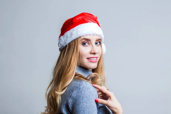 Krásná Usměvavá Žena Nosí Santa Claus Klobouk Šedém Pozadí — Stock fotografie