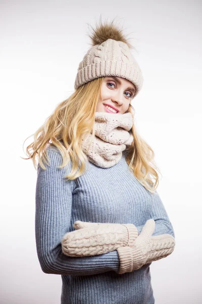 Χειμώνα Πορτρέτο Του Χαμογελά Ευτυχισμένη Ξανθιά Κοπέλα Φορώντας Μπεζ Πλεκτό — Φωτογραφία Αρχείου