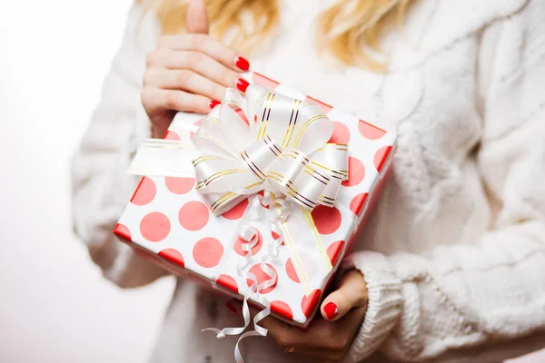 Primer Plano Una Hermosa Caja Regalo Roja Las Manos Una —  Fotos de Stock