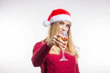 Şampanya cam el Santa kadının beyaz arka plan üzerinde odak. Yeni yıl, kutlama kavramı