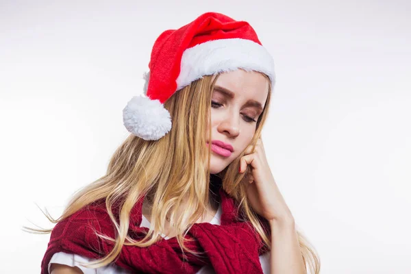 Detailní Portrét Smutný Naštvaný Krásná Blondýnka Nosí Červený Santa Klobouk — Stock fotografie