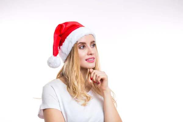 Happy Okouzlující Blondýna Žena Červené Santa Čepice Tričko Úsměvem Straně — Stock fotografie