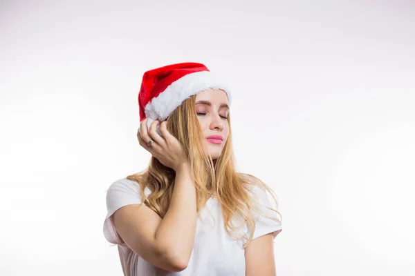 Krásná Blondýnka Červené Santa Hat Sní Něčem Zavřela Oči Představují — Stock fotografie