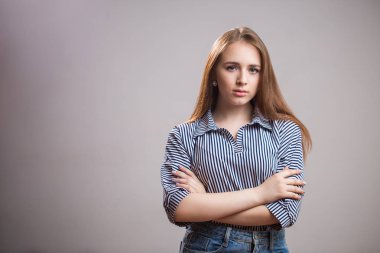 Kamera arms adlı arıyorum güzel emin iş kadını gri arka plan üzerinde çarpı işareti