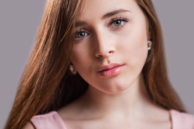 Yatay closeup temiz cilt, uzun kirpik ve doğal güzellik, yeni bir yüz olan güzel bir kadın portresi. Kızın göz kameraya sevimli yeşil gözleri
