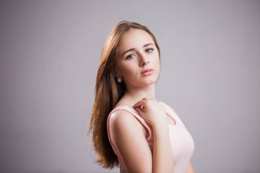 Genç güzel üzgün kadın ciddi ve ilgili kamera ve gri arka plan üzerinde depresif duygu düşünceli yüz ifadesi bakarak. Olumsuz duygular, duygular