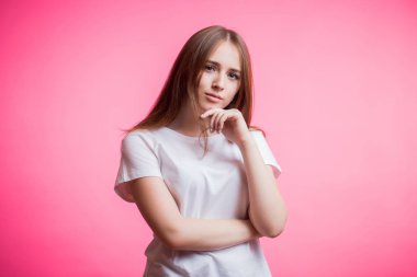 Mutlu zencefil kız portresi kameraya bir pembe bir kopya alanı ile seyir gülen ve beyaz bir gömlek giyer. İnsan duyguları, yüz ifadesi, sevinç, mutluluk kavramı