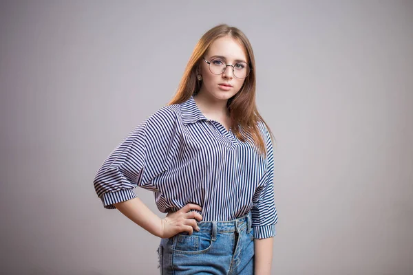 Jovem Estudante Confiante Usando Óculos Olhando Para Câmera Mulher Ruiva — Fotografia de Stock