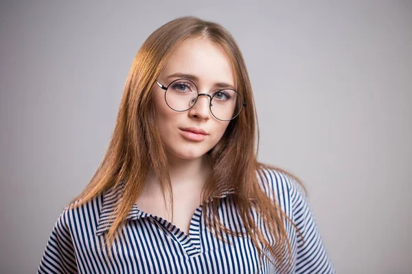 Retrato Horizontal Bela Jovem Mulher Vestindo Óculos Camisa Fundo Cinza — Fotografia de Stock