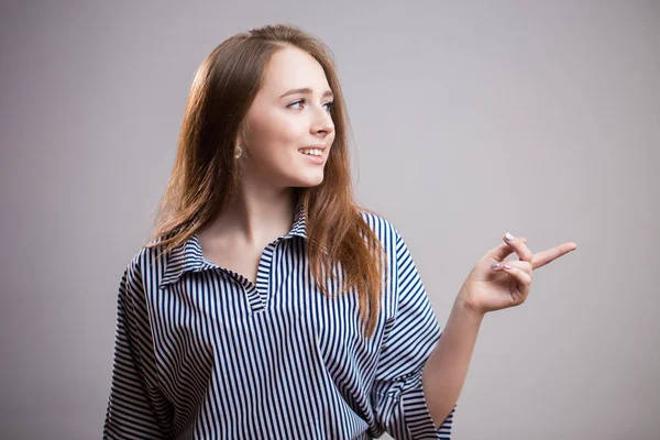 Mujer Joven Linda Señala Dedo Sobre Fondo Gris Claro Con —  Fotos de Stock