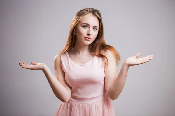 Retrato Hermosa Joven Estudiante Caucásica Extendiendo Las Manos Mirando Cámara — Foto de Stock