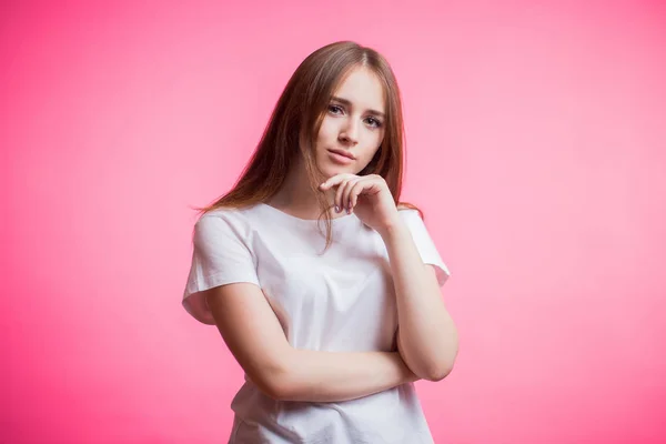 Retrato Chica Pelirroja Feliz Lleva Una Camisa Blanca Sonriente Mirando —  Fotos de Stock