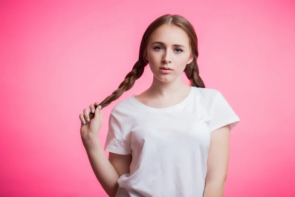 Joven Chica Atractiva Con Trenzas Retrato Una Hermosa Mujer Sonriente —  Fotos de Stock