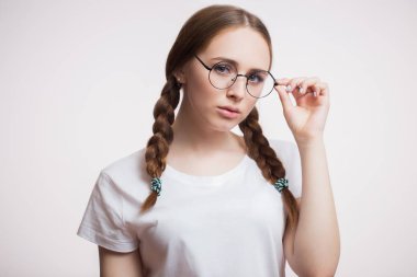 Beyaz zemin üzerine gözlük ile güzel akıllı öğrenci kız closeup portresi